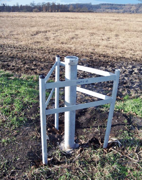 Groundwater monitoring site in the Seeländereien. To protect against vandalism, all components (including GPRS dial-up functionality) are located under a standard level cap.