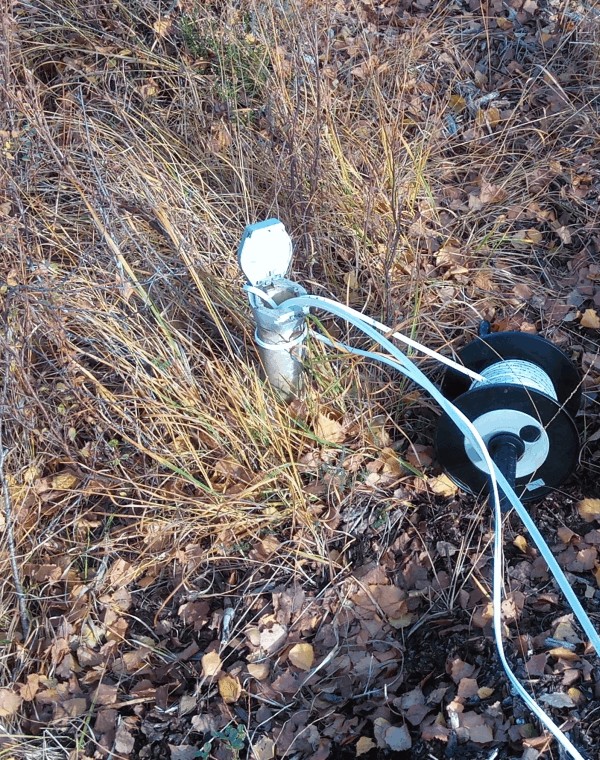 Messung des Grundwasserstands mittels eines Lichtlots während einer Grundwasserprobenahme